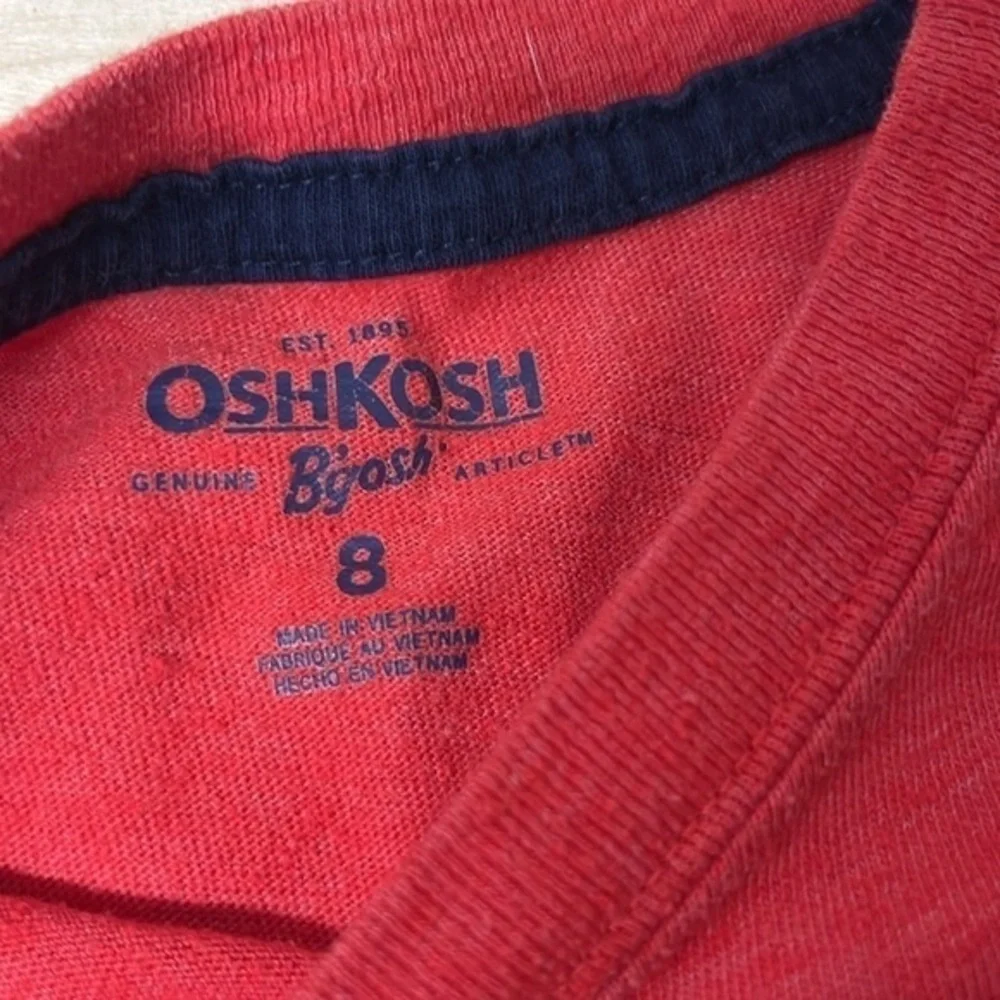 Oshkosh‎ boys red size 8 T-shirt
